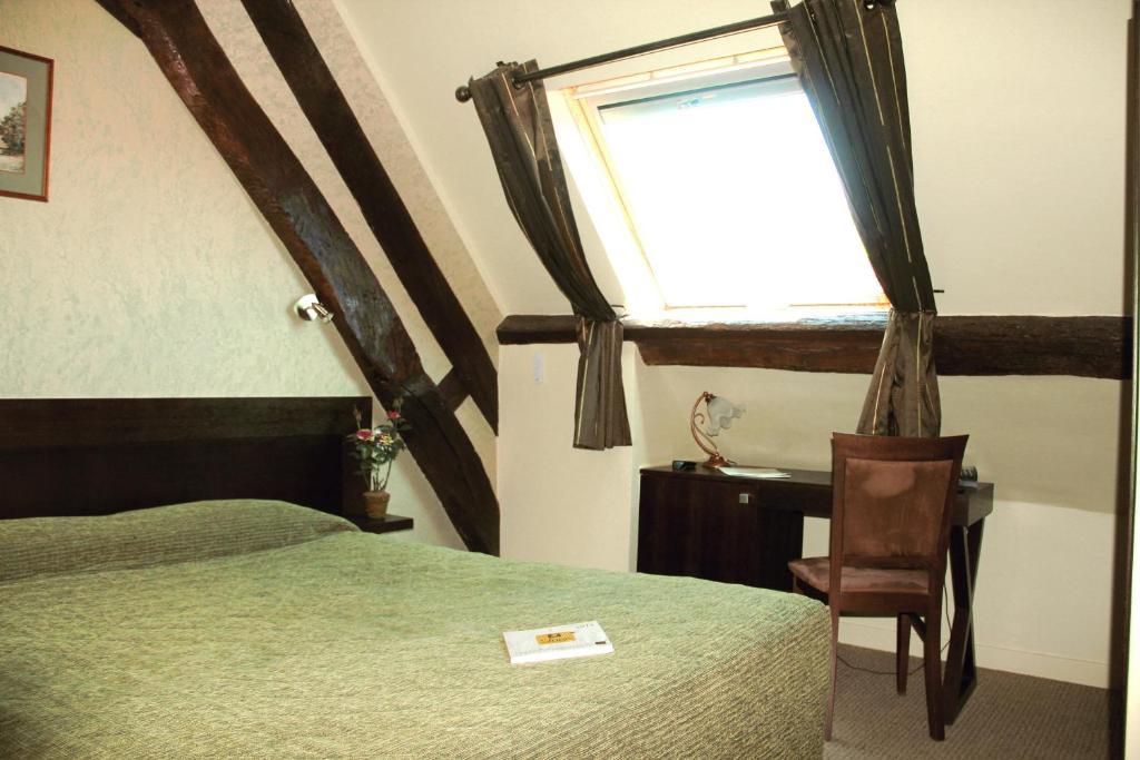 فندق Logis Des Trois Maures Couches الغرفة الصورة